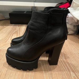 Sexy high heeled boots in black